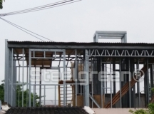 Armado de estructura completa y techo con cubierta de chapa sinusoidal color gris oscuro.