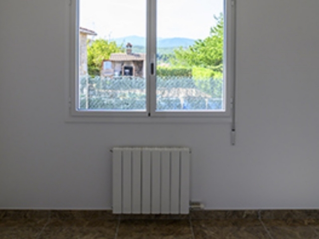Casa en Lliçà de Vall - Dormitorio con ventana de vidrio.