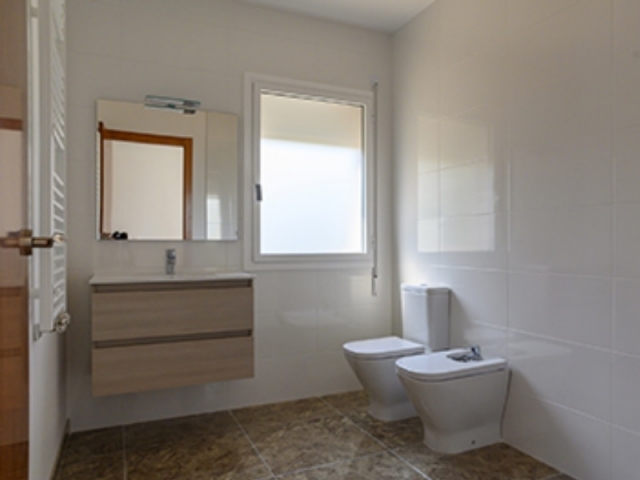 Casa en Lliçà de Vall - Baño completo con lavabo con mueble de madera de calidad.
