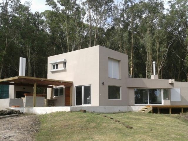 Casa en Solis, 175 m², Uruguay - La casa de dos plantas elevada del suelo con galería con assador.