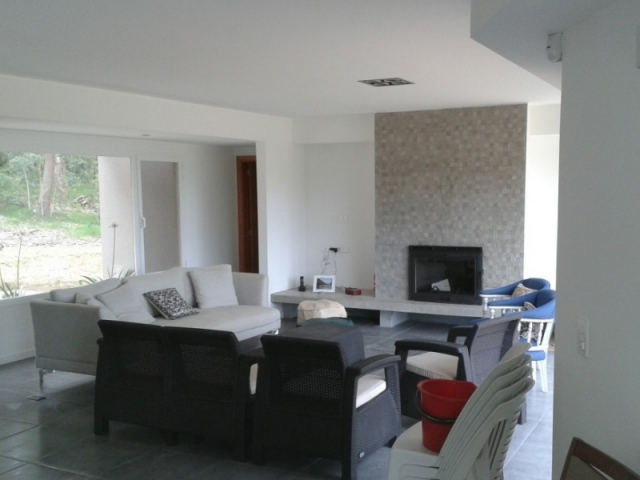 Casa en Solis, 175 m², Uruguay - Living de lujo cómodo y amplio con hogar.