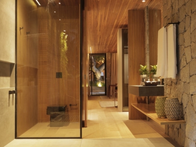 Casa Lite SP / Duda Porto Arquitectura - El baño con SPA es de ensueño.