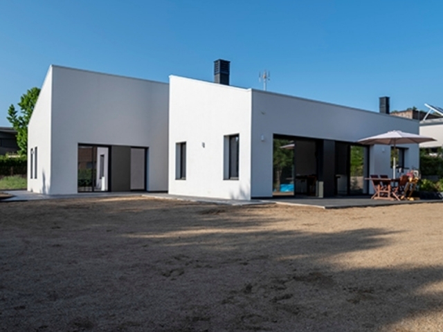 Elicsia Singular entrega una nueva casa prefabricada - La vivienda se  construyó en un extenso patio.