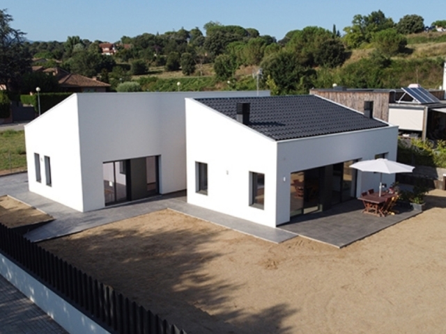 Elicsia Singular entrega una nueva casa prefabricada -  El área de uso común se abre al patio.
