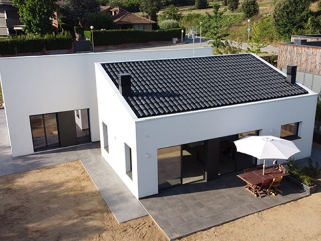 Elicsia Singular entrega una nueva casa prefabricada - Puertas amplias vidriadas ganan luz natural dentro de la casa.