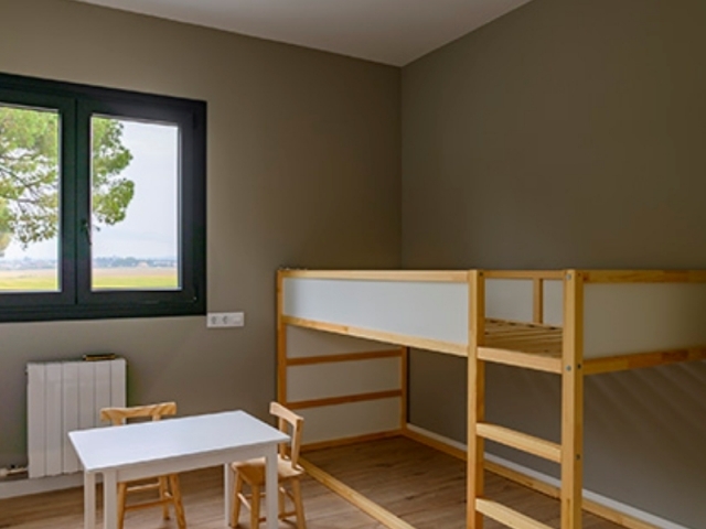 Casa en Cardedeu - Cuarto infantil con muebles de madera.