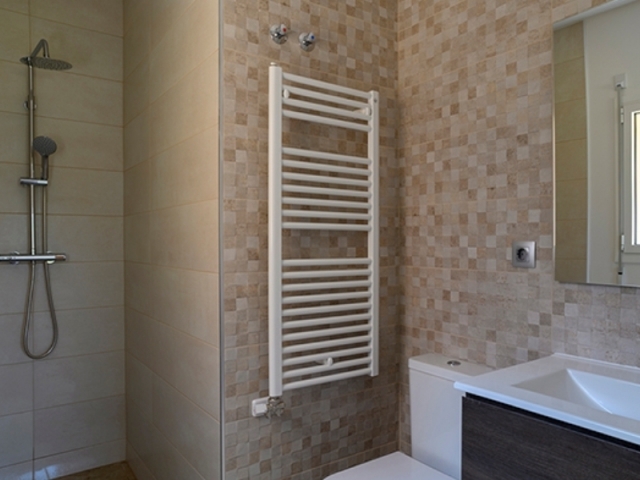 Casa Centelles - Baño con ducha, inodoro y lavabo con espejo.