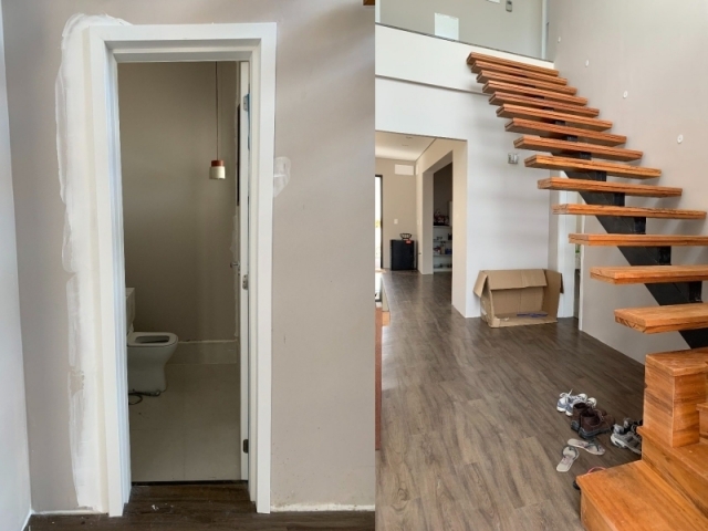 Obra Monte Carlo BIM - El baño (sin terminar) y la escalera que conduce al segundo nivel de la casa.